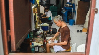 Pekerja menyelesaikan pembuatan sepatu Flavio Boston di Cakung, Jakarta, Kamis (11/9/2025). [Suara.com/Alfian Winanto]