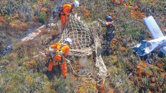 Tim SAR gabungan menyiapkan perlatan untuk mengevakuasi korban kecelakaan Helikopter Intan Angkasa PK-IWS di Distrik Jila, Kabupaten Mimika, Papua Tengah, Kamis (11/9/2025). [ANTARA FOTO/HO/SAR Timika/sgd/bar]