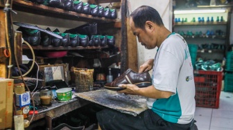 Pekerja menyelesaikan pembuatan sepatu Flavio Boston di Cakung, Jakarta, Kamis (11/9/2025). [Suara.com/Alfian Winanto]