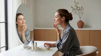 Pakai Moisturizer Setelah Apa? Simak Urutan Skincare yang Tepat