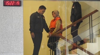 Ketua Kadin Kalimantan Timur Dayang Donna Walfiaries Tania (tengah) mengenakan rompi tahanan usai menjalani pemeriksaan di Gedung Merah Putih KPK, Jakarta, Rabu (10/9/2025). [ANTARA FOTO/Indrianto Eko Suwarso/nz]