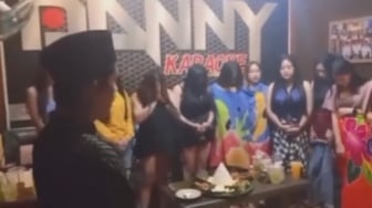 Viral Wanita Diduga Pemandu Karaoke Berpakaian Minim Gelar Maulid Nabi, Dipimpin Seorang Ustaz