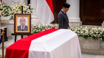 Menteri Luar Negeri Indonesia Sugiono berjalan di samping peti jenazah Staf Kedutaan Besar Republik Indonesia (KBRI) Lima, Republik Peru, Zetro Leonardo Purba saat penghormatan terakhir di Gedung Pancasila, Kementerian Luar Negeri, Jakarta, Kamis (11/9/2025). [ANTARA FOTO/Bayu Pratama S/foc]