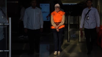 Ketua Kadin Kalimantan Timur Dayang Donna Walfiaries Tania (tengah) berjalan menuju mobil tahanan usai menjalani pemeriksaan di Gedung Merah Putih KPK, Jakarta, Rabu (10/9/2025). [ANTARA FOTO/Indrianto Eko Suwarso/nz]