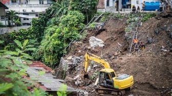 Tanggul Setinggi 15 Meter di Semarang Longsor