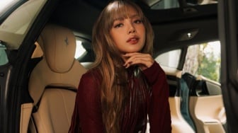 4 Gaya Kasual Traveling ala Lisa BLACKPINK, Simpel tapi Super Stylish!