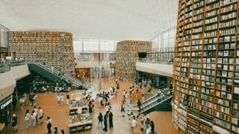 Ketika Perpustakaan dan Kecerdasan Buatan Duduk Bersama di Senja Hari