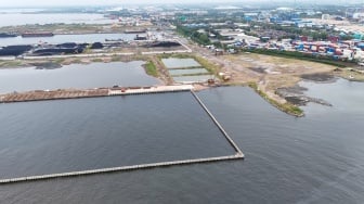 Foto udara penampakan proyek tanggul beton di perairan Cilincing, Jakarta, Jumat (12/9/2025). [Suara.com/Alfian Winanto]