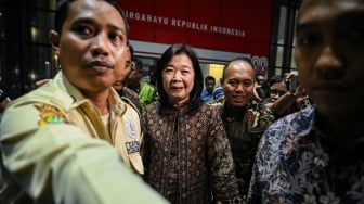 Deputi Gubernur Bank Indonesia Filianingsih Hendarta (tengah) berjalan usai menjalani pemeriksaan di Gedung Merah Putih KPK, Jakarta, Kamis (11/9/2025). [ANTARA FOTO/Fauzan/YU]