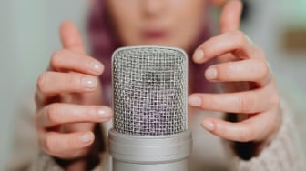 Suara Bisikan Virtual: Cara Gen Z Redakan Insomnia dengan ASMR