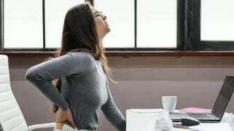 Benarkah Nyeri Punggung Tanda Penyakit Ginjal? Ini Gejala Dini dan Fakta Terbarunya