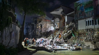 Petugas melakukan proses pencarian korban di sekitar bangunan ruko yang hancur akibat diterjang banjir di kawasan Jalan Sulawesi, Denpasar, Bali, Kamis (11/9/2025). [ANTARA FOTO/Fikri Yusuf/YU]