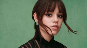 4 Daily Style Jenna Ortega, OOTD Kasual hingga Formal yang Wajib Dicoba!