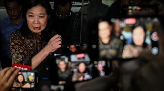 Deputi Gubernur Bank Indonesia Filianingsih Hendarta (kiri) menjawab pertanyaan wartawan usai menjalani pemeriksaan di Gedung Merah Putih KPK, Jakarta, Kamis (11/9/2025). [ANTARA FOTO/Fauzan/YU]