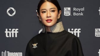 Elegan dan Sarat Pesan Sosial, Dian Sastro Pakai Pin One Piece di TIFF 2025