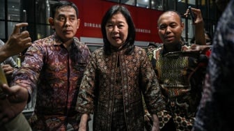 Deputi Gubernur Bank Indonesia Filianingsih Hendarta (tengah) berjalan usai menjalani pemeriksaan di Gedung Merah Putih KPK, Jakarta, Kamis (11/9/2025). [ANTARA FOTO/Fauzan/YU]