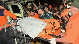 Petugas memindahkan kantong jenazah korban yang ditemukan di sekitar bangunan ruko yang hancur akibat diterjang banjir di kawasan Jalan Sulawesi, Denpasar, Bali, Kamis (11/9/2025). [ANTARA FOTO/Fikri Yusuf/YU]