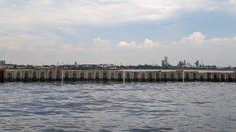 Penampakan proyek tanggul beton di perairan Cilincing, Jakarta, Jumat (12/9/2025). [Suara.com/Alfian Winanto]