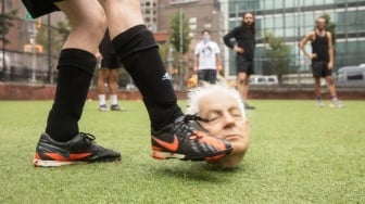Aktivis Gelar Aksi Protes Provokatif Terhadap Israel, Main Bola Gunakan Replika Kepala Netanyahu