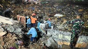 Petugas melakukan proses pencarian korban di sekitar bangunan ruko yang hancur akibat diterjang banjir di kawasan Jalan Sulawesi, Denpasar, Bali, Kamis (11/9/2025). [ANTARA FOTO/Fikri Yusuf/YU]