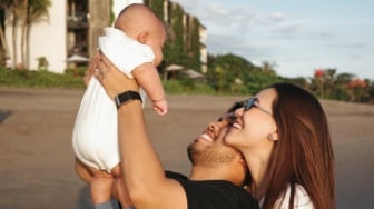 Aaliyah Massaid Akhirnya Tunjukkan Wajah Baby Arash ke Publik, Mirip Siapa?