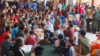 Wapres Gibran Duduk Bersila dan Dikerumuni Pengungsi Kala Kunjungi Pos Pengungsian Banjir Bali