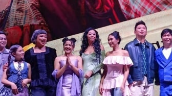 Didandani Serupa Patung Liberty, Asri Welas Disawer Dolar Saat Syuting Ratu Ratu Queens