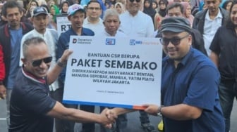 Aktivis 98 Gagas 'Warga Peduli Warga', Bagikan Ribuan Sembako ke Ojol dan Warga Rentan Jakarta