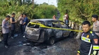 Mobil Ditumpangi Sepasang Kekasih Mendadak Terbakar di Tembilahan