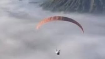 5 Fakta Viral Paralayang Terbang di Kawasan Gunung Bromo, Pelaku dan Tour Guide Diburu!