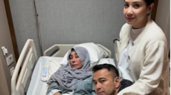 Nagita Slavina Temani Mama Amy di Rumah Sakit, Netizen Salfok Lihat Gaya Tidurnya