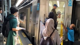 Totalitas Mahasiswa Kejar Tanda Tangan Dosen Sampai Peron Kereta, Waktu Cuma 3 Menit!