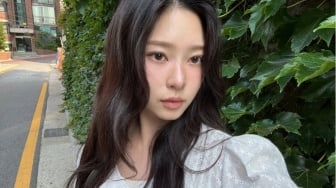Mau Tampil Elegan atau Preppy? Ini 4 OOTD Kim Min Ju yang Bisa Kamu Sontek