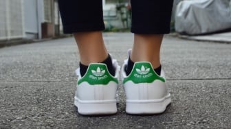 Perang Tahta Sneakers Putih: Duel Abadi Adidas Superstar vs Stan Smith. Siapa Rajanya?