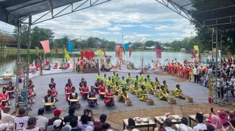 Unik! Lomba Kaddo Minyak di Danau Unhas