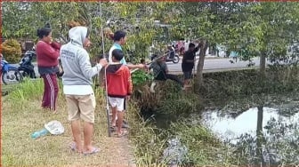 Berkah di Balik Banjir: Warga Jembrana Ramai-Ramai Mancing Ikan 'Gratis' di Genangan Air