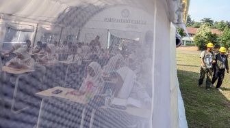 Sejumlah siswa belajar di dalam tenda darurat SMKN 1 Cileungsi, Kabupaten Bogor, Jawa Barat, Senin (15/9/2025). [ANTARA FOTO/Yulius Satria Wijaya/sgd]