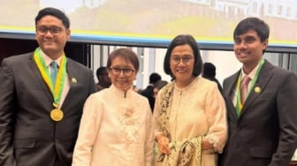 Kompak di Wisuda FKUI, Momen Sri Mulyani dan Retno Marsudi Rayakan Putra Jadi Dokter Spesialis Top!