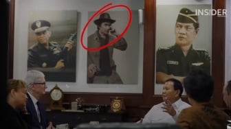 Siapa Lelaki Misterius yang Fotonya Ada di Ruang Kerja Prabowo?