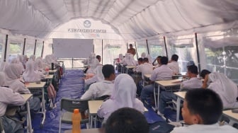 Bukan Libur, Siswa SMKN 1 Cileungsi Justru Belajar di Bawah Tenda, Kepala Sekolah: Anak-Anak Minta