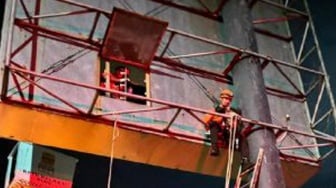 Pria Ditemukan Tewas Dalam Neon Box Jumbo di Pekanbaru