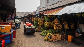 Suasana di Pasar Lontar Kebon Melati, Tanah Abang, Jakarta, Senin (15/9/2025). [Suara.com/Alfian Winanto]