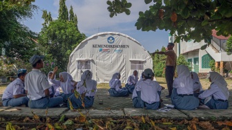 Sejumlah siswa belajar di halaman sekolah SMKN 1 Cileungsi, Kabupaten Bogor, Jawa Barat, Senin (15/9/2025). [ANTARA FOTO/Yulius Satria Wijaya/sgd]