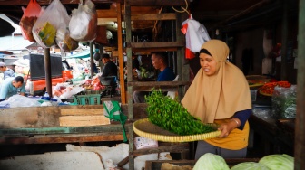 Suasana di Pasar Lontar Kebon Melati, Tanah Abang, Jakarta, Senin (15/9/2025). [Suara.com/Alfian Winanto]