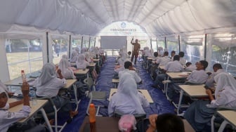 Siswa SMKN 1 Cileungsi Kembali Belajar dengan Tenda Darurat usai Gedung Rusak