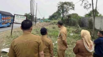 Pasca Kritik Dedi Mulaydi, Pemkab Karawang Mulai Menata Area Jalan Interchange Karawang Barat