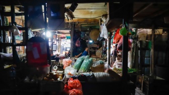 Suasana di Pasar Lontar Kebon Melati, Tanah Abang, Jakarta, Senin (15/9/2025). [Suara.com/Alfian Winanto]