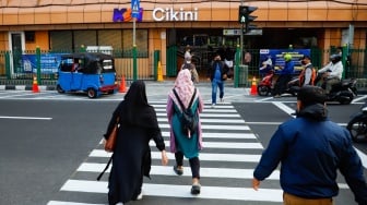 Nggak Perlu Lompat Pagar lagi, Kini di Stasiun Cikini Ada Pelican Crossing
