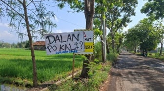 Viral! Spanduk Protes Warnai Jalan Gedongan-Tempel: Pengendara Terancam, Kapan Diperbaiki?
