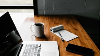 Kopi, Laptop, dan Tugas: Seni Nugas Berkedok Nongkrong